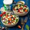 Salata de vara cu telemea, fructe de padure si dressing cu mac