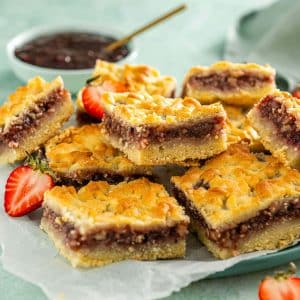 Prajitura cu aluat razuit, nuca si dulceata