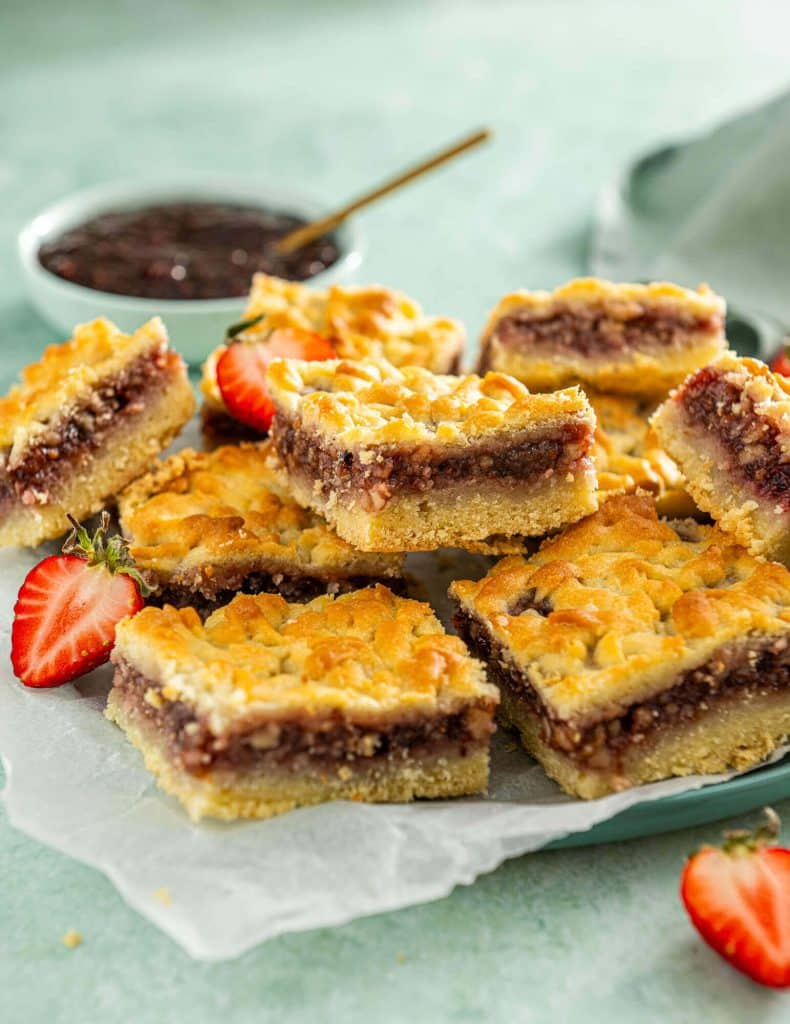 Prajitura cu aluat razuit, nuca si dulceata