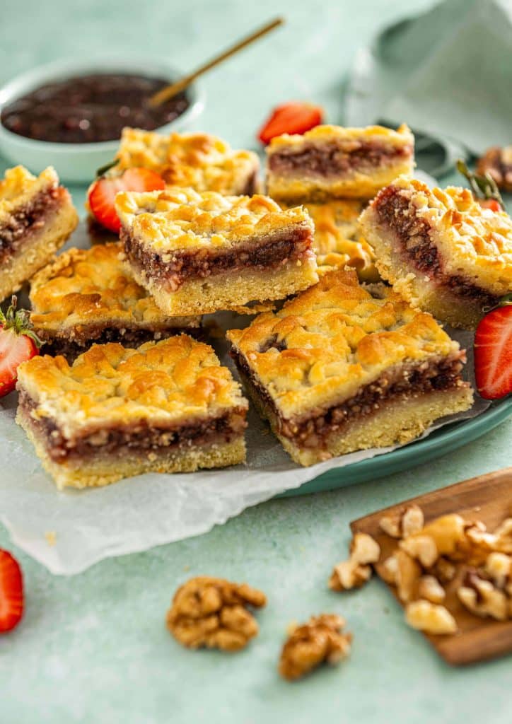 Prajitura cu aluat razuit, nuca si dulceata